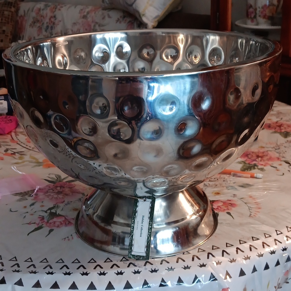 Bowl silver metal bowl Height 11" Circunference 46"